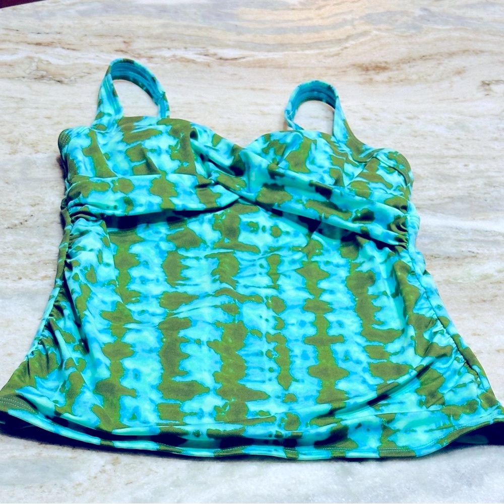 Lands End women’s Size 4 Swimsuit Top.